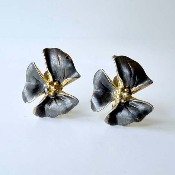Vintage Chanel 1950s Gold-Plated Hydrangea Flower Clip Earrings by Lina Baretti - Picture 3 of 15